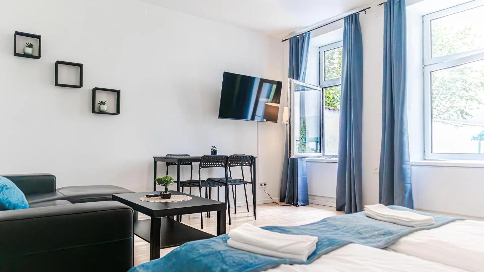 Comfortable City Living: 1Br W/ Private Garden Vienna Apartment