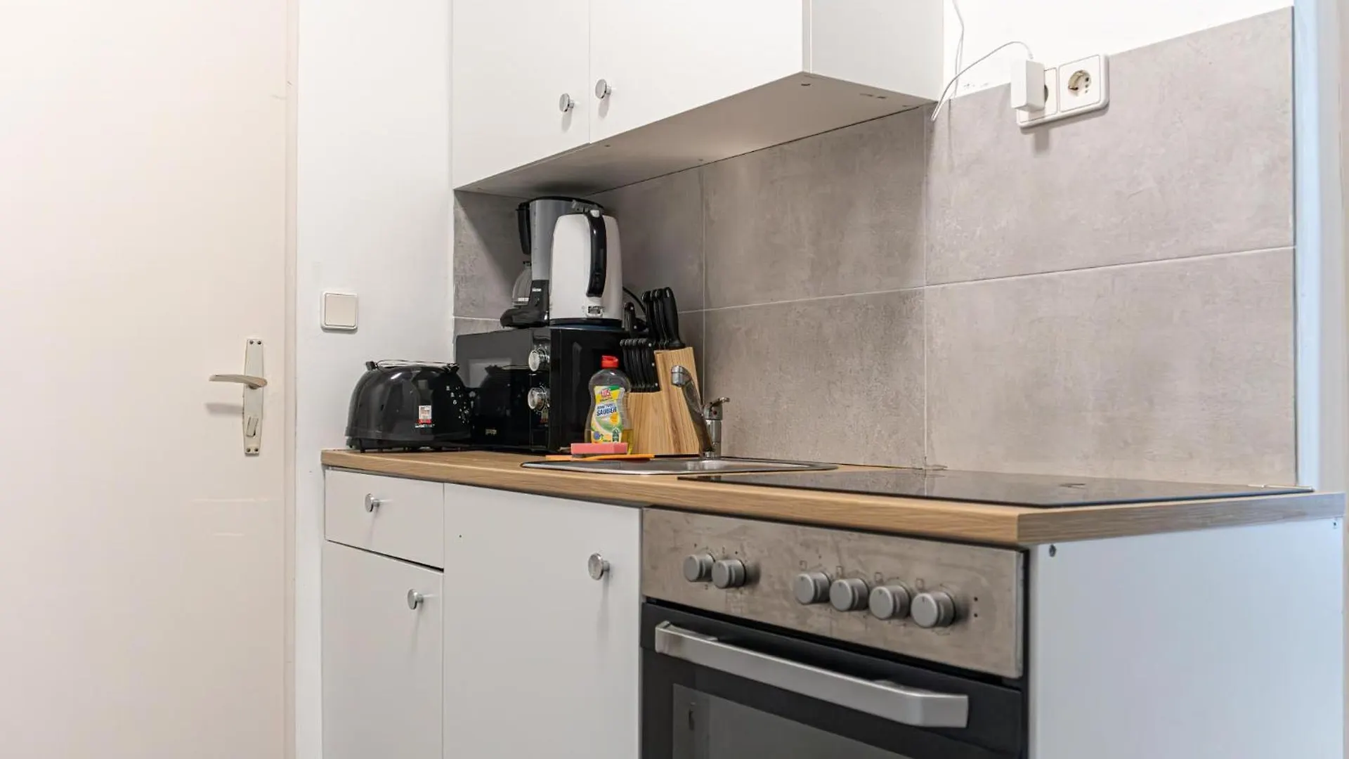 Comfortable City Living: 1Br W/ Private Garden Vienna 0*,  Austria